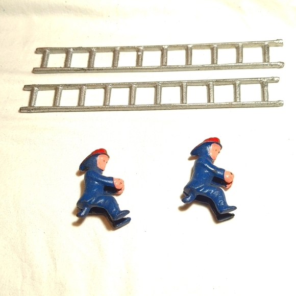 Vintage Cast Iron Horse Drawn Fire Truck Engine Wagon Toy w Fireman and Ladders - Picture 11 of 14